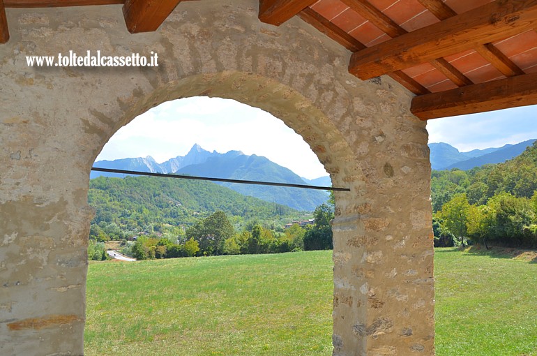 CORTILA DI FIVIZZANO - Dal portico dell'Oratorio della Madonna del Popolo si vede il Pizzo d'Uccello