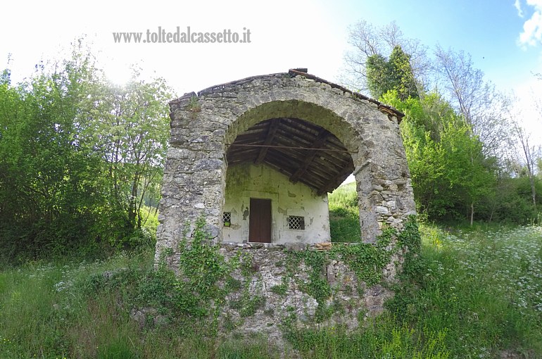 CORTILA DI FIVIZZANO - Il portico dell'Oratorio della Madonna del Popolo prima dei lavori di restauro