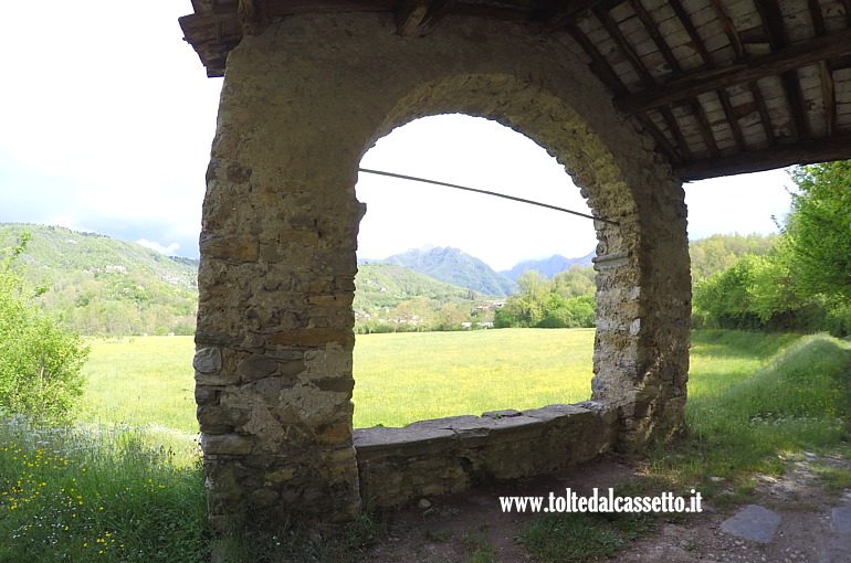 CORTILA DI FIVIZZANO - Vista da sotto il portico dell'Oratorio della Madonna del Popolo prima dei lavori di restauro