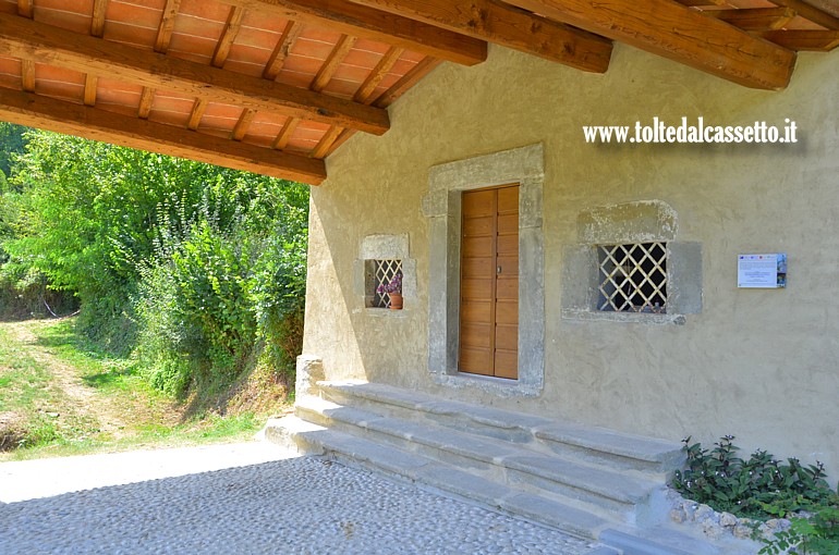 CORTILA DI FIVIZZANO - Vista sotto il portico dell'Oratorio della Madonna del Popolo dopo i lavori di restauro