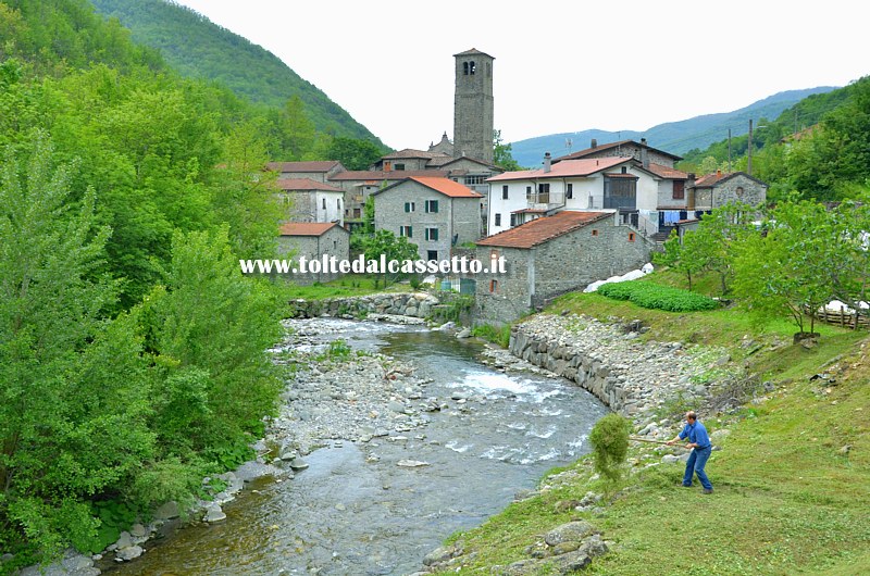 CRESPIANO di COMANO - Il torrente Taverone lambisce le abitazioni del nucleo storico attorno alla Pieve di Santa Maria Assunta