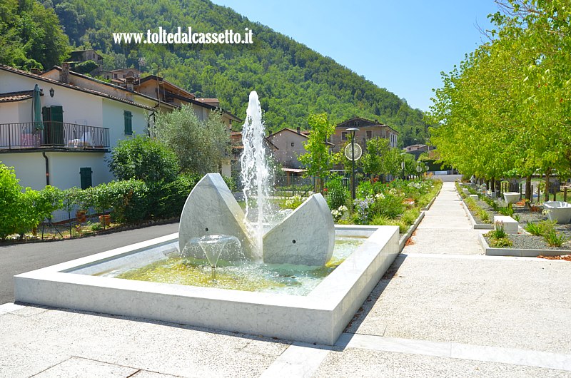 EQUI TERME - Fontana e parco antistanti lo stabilimento termale