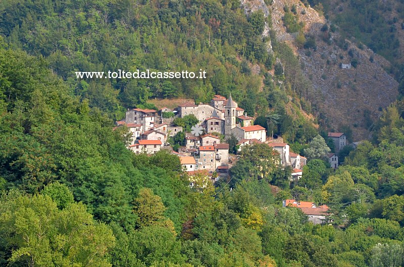 EQUI TERME  - Il borgo ripreso con un teleobiettivo da una delle montagne soprastanti