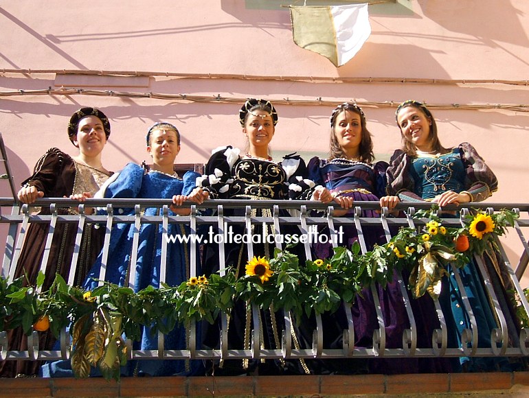 GRUPPO STORICO di FIVIZZANO - Damigelle al balcone durante la Sagra dell'Uva di Vezzano Ligure