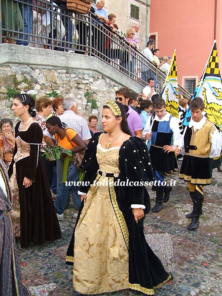 GRUPPO STORICO di FIVIZZANO - Due damigelle durante una sfilata della Sagra dell'Uva di Vezzano Ligure