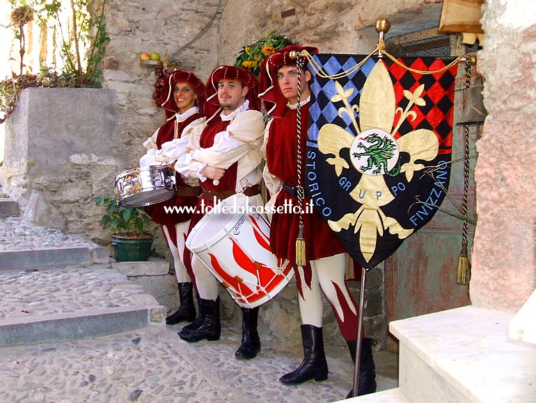 GRUPPO STORICO di FIVIZZANO - Lo stendardo alla Sagra dell'Uva di Vezzano Ligure