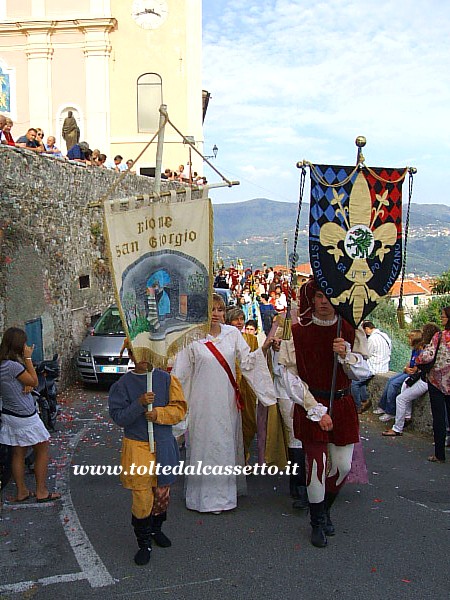 GRUPPO STORICO di FIVIZZANO - Lo stendardo in testa ad una sfilata della Sagra dell'Uva di Vezzano Ligure