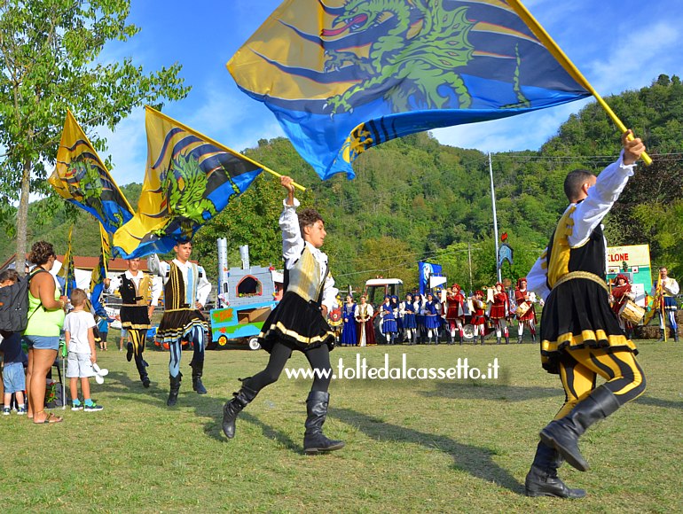 SBANDIERATORI di FIVIZZANO - In corsa sventolano le loro bandiere