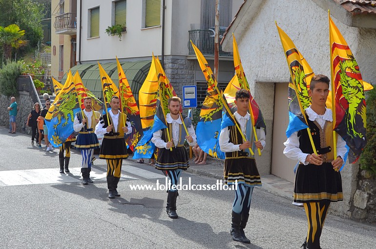 SBANDIERATORI di FIVIZZANO - In fila indiana durante la sfilata di Codiponte
