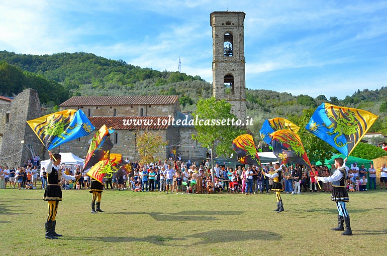 SBANDIERATORI di FIVIZZANO - Schieramento ad inizio esibizione