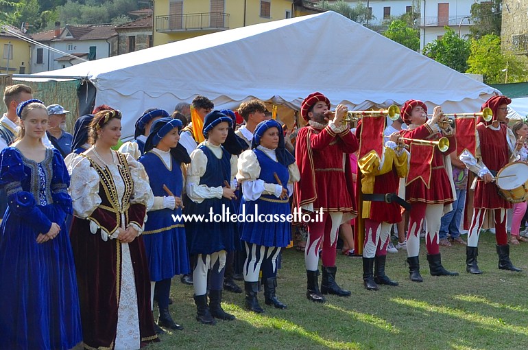 GRUPPO STORICO di FIVIZZANO - Dame e musici schierati