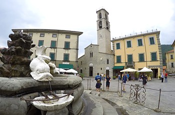 FIVIZZANO - La Piazza Medicea con fontana