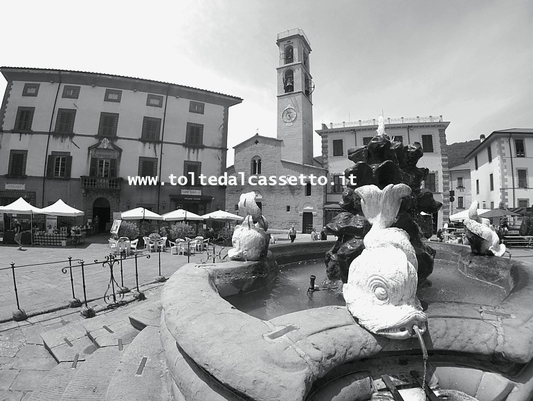 FIVIZZANO - In primo piano uno dei delfini in marmo che ornano la fontana della Piazza Medicea