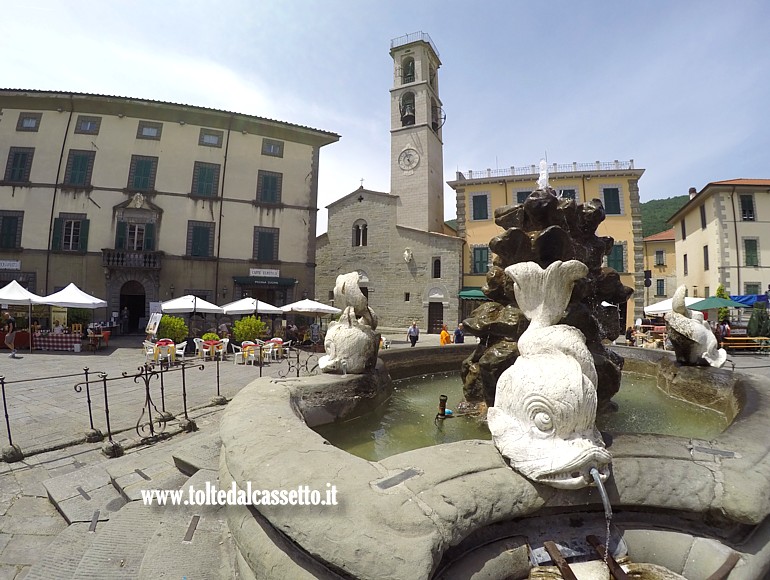 FIVIZZANO - In primo piano uno dei delfini in marmo che ornano la fontana della Piazza Medicea