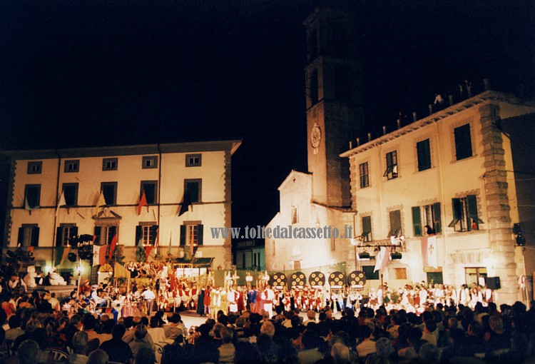 FIVIZZANO (MS) - La Piazza Medicea durante la "Disfida degli arcieri di terra e di corte"