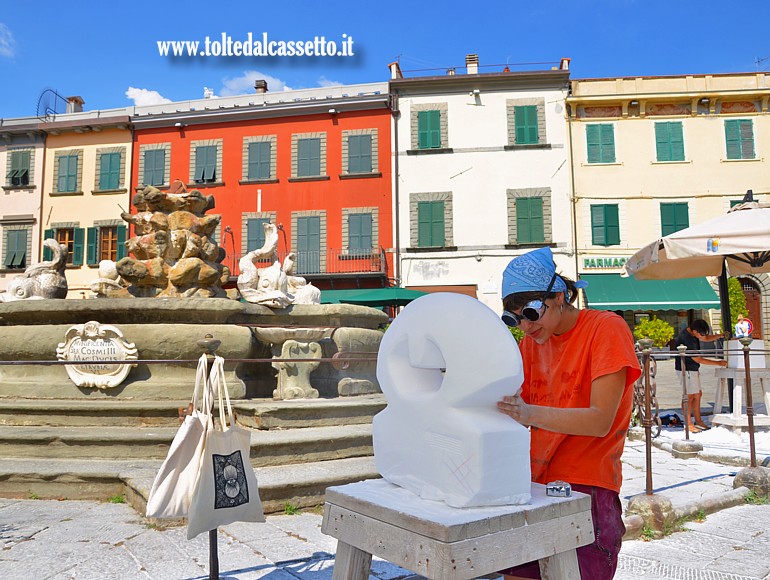 FIVIZZANO - Gli artisti del Simposio Lunense scolpiscono le loro opere a fianco della Fontana Medicea