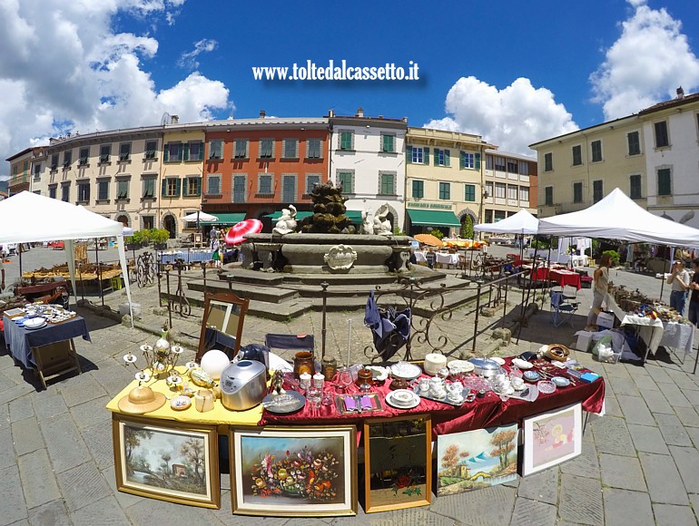 FIVIZZANO - Bancarelle di oggetti vintage circondano la fontana della Piazza Medicea durante la manifestazione "Mercante per un giorno"
