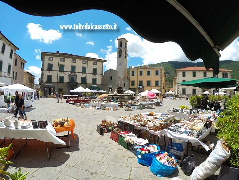 FIVIZZANO - La Piazza Medicea con gli espositori di "Mercante per un giorno"
