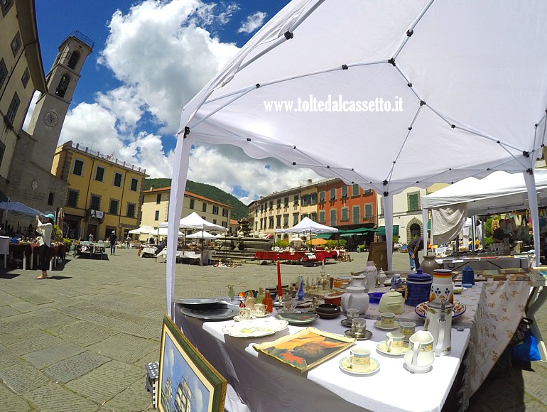 FIVIZZANO - La Piazza Medicea vista attraverso la struttura di una bancarella di "Mercante per un giorno"