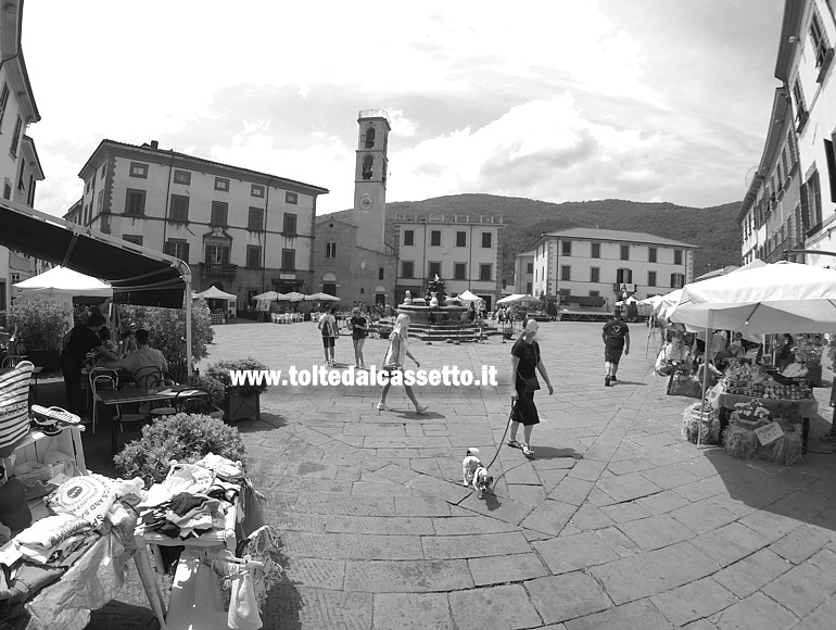 FIVIZZANO - La Piazza Medicea durante la mostra mercato "Sapori"