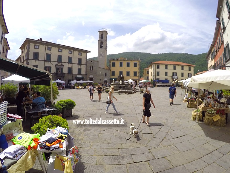 FIVIZZANO - La Piazza Medicea durante la mostra mercato "Sapori"