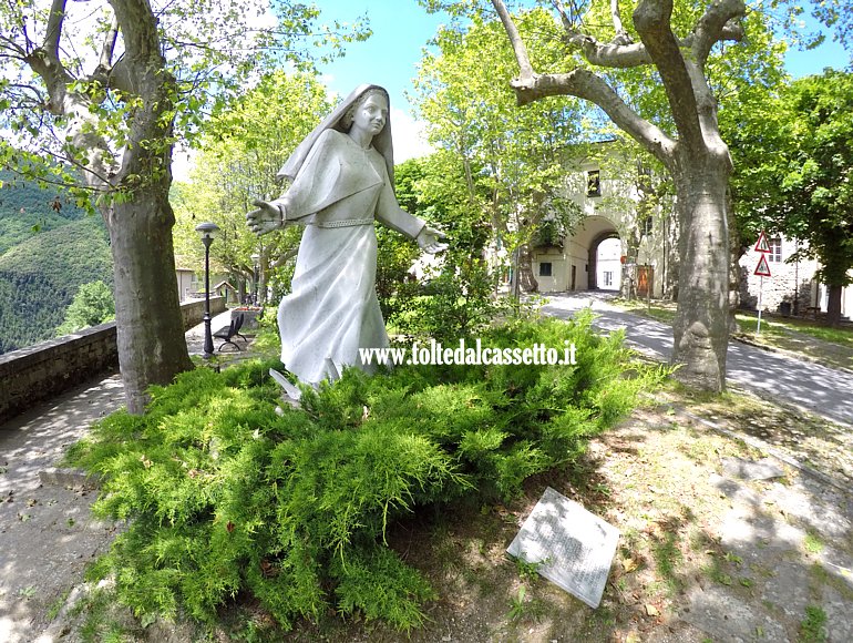 FIVIZZANO (Piazza XX Settembre) - Monumento ad Anna Maria Adorni