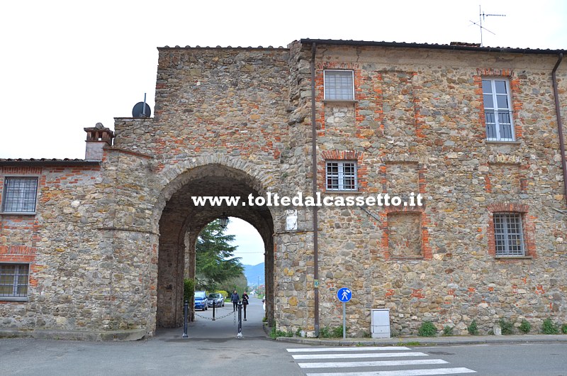 FOSDINOVO - Facciata a nord-est dell'Arco di Caniparola, residenza d'epoca ADSI (Luxury Apartments