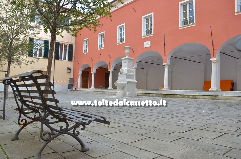 FOSDINOVO - Portici e fontana di Piazza Giacomo Matteotti