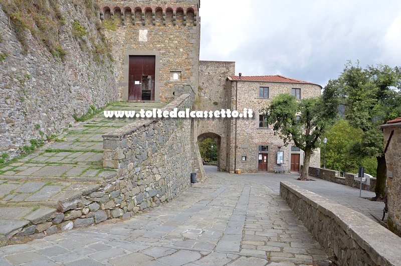 FOSDINOVO - Vista su Piazza Pays De Sauxillanges con rampa di accesso al Castello Malaspina