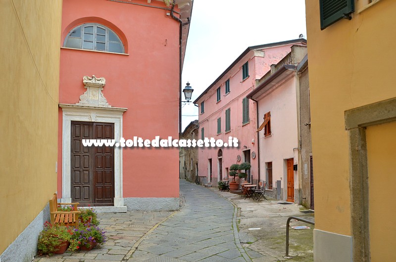 FOSDINOVO - Scorcio di Via Papiriana all'altezza dell'Oratorio dei Rossi, del quale  visibile il portale