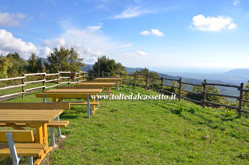 FOSDINOVO - Area di sosta panoramica dalla quale la vista pu spaziare sulla Val di Magra e sul litorale toscano fino a Livorno