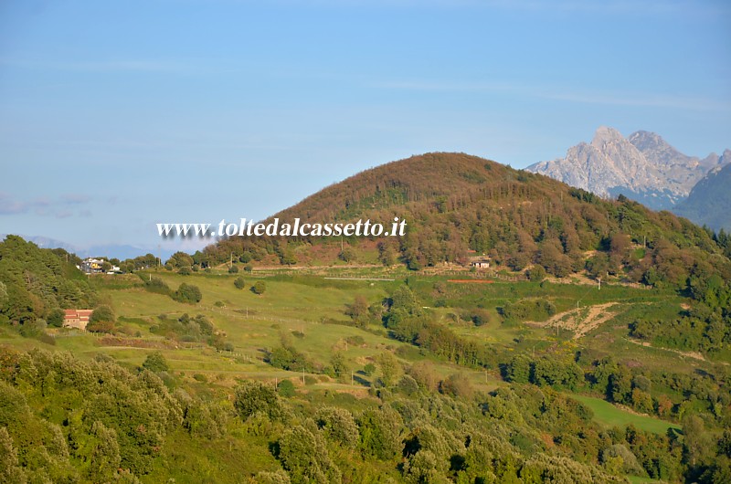 FOSDINOVO - Crinale del Passo del Cucco e scorcio sulle Alpi Apuane