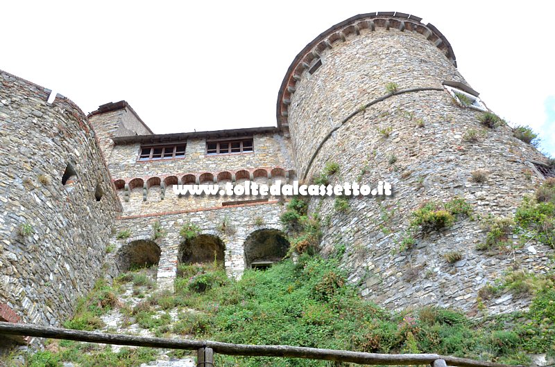 FOSDINOVO - La Torre Marchesa del Castello Malaspina come si vede da Via Papiriana