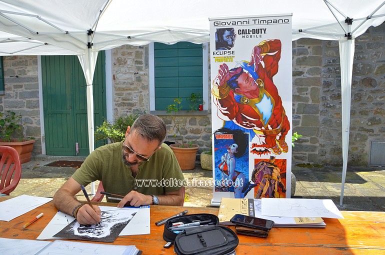 NUVOLE A MONTEREGGIO (Edizione 2023) - Il fumettista Giovanni Timpano al lavoro nel suo gazebo