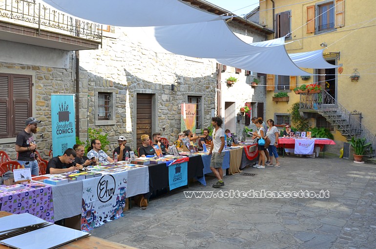 NUVOLE A MONTEREGGIO (Edizione 2023) - Tavolata di fumettisti in Piazza Arnoldo Mondadori