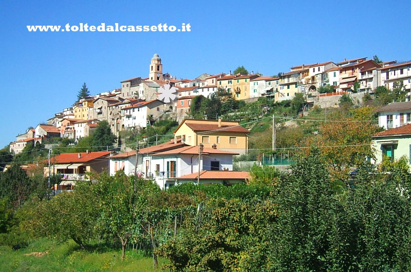 GASSANO (frazione di Fivizzano) - La collina del centro storico come si vede dalla Strada Regionale 445 che porta in Garfagnana