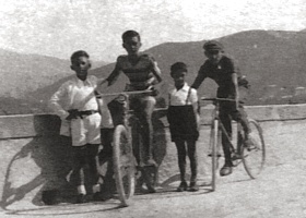 Giovani sul Ponte di Caprigliola-Albiano in una foto d'epoca