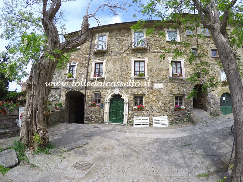 GIUCANO di FOSDINOVO - Le abitazioni storiche di Piazza Modesto Lichene