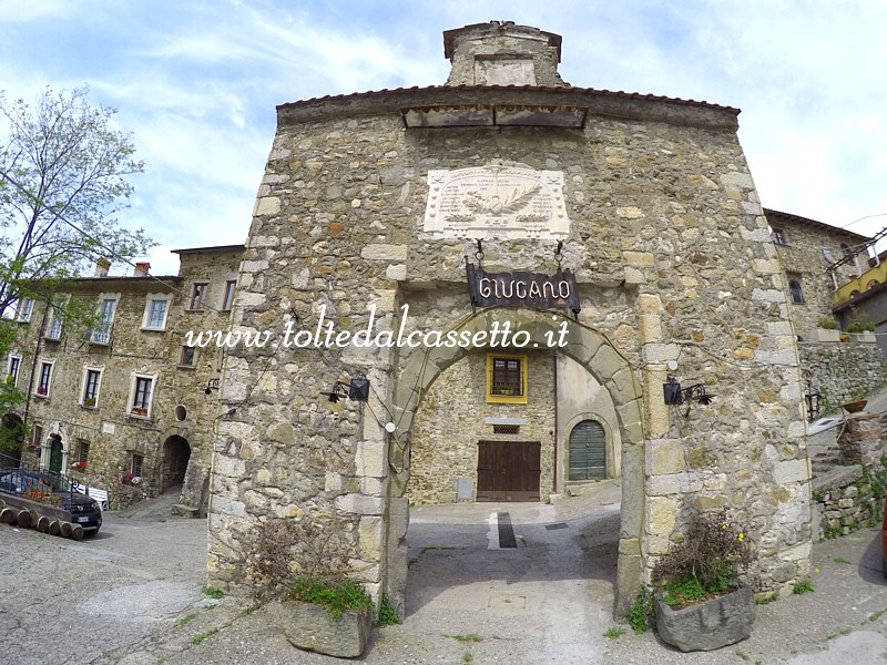 GIUCANO di FOSDINOVO - Porta medievale di accesso al borgo con lapide in memoria dei Caduti durante la Prima Guerra Mondiale