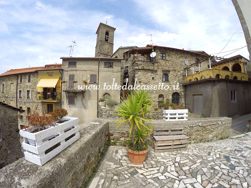 GIUCANO di FOSDINOVO - Il borgo come si vede dal piazzale della chiesa