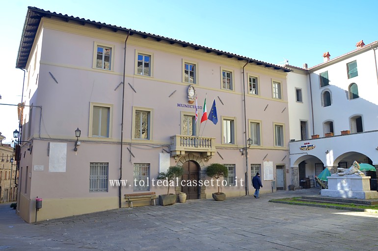 LICCIANA NARDI (Piazza del Municipio) - Il palazzo comunale e il monumento ad Anacarsi Nardi dal quale la località prende il nome