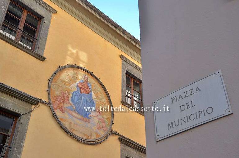 LICCIANA NARDI (Via Montebello) - Affresco su facciata di palazzo che ospita alcuni servizi comunali dirimpetto al palazzo civico vero e proprio