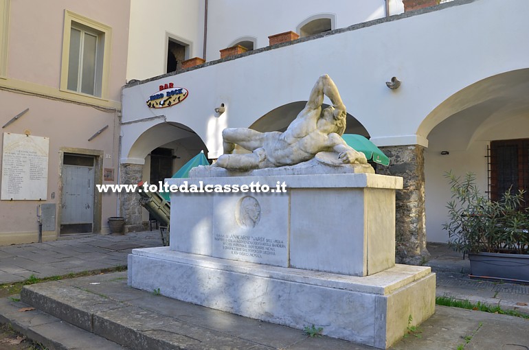 LICCIANA NARDI - Il monumento contenente le ossa di Anacarsi Nardi