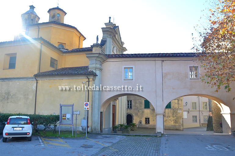 LICCIANA NARDI - Il sovrappasso a due archi che unisce il castello alla chiesa