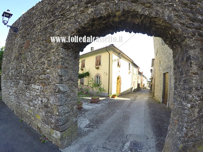 LUSUOLO DI MULAZZO - Scorcio del borgo dalla porta superiore