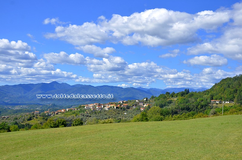 MAGLIANO di FIVIZZANO - Paesaggio con la campagna che circonda il borgo