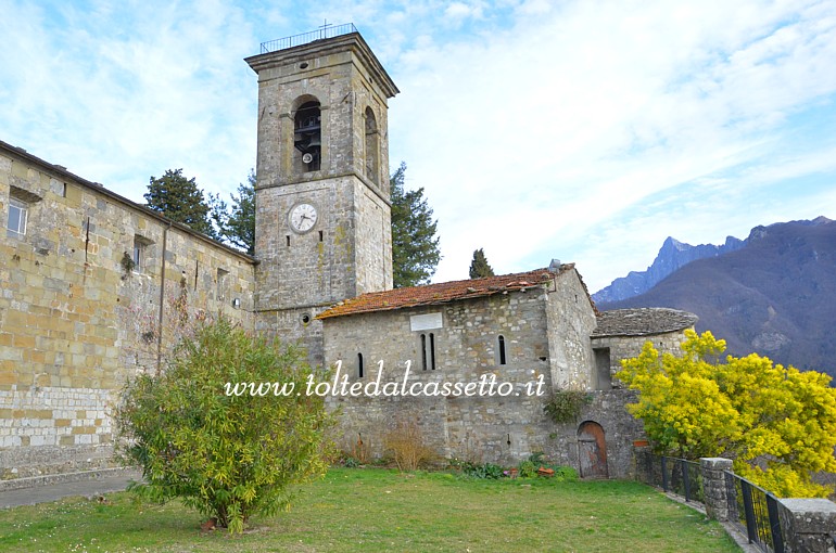 MONTE DEI BIANCHI (frazione di Fivizzano) - Piazza Carlo Del Prete e Monastero di San Michele Arcangelo