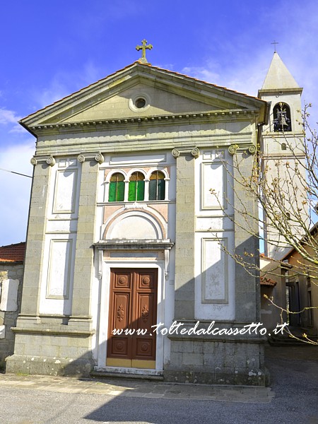 MONTELUNGO - La facciata della Chiesa di San Benedetto e, sullo sfondo, il campanile che risulta staccato dal corpo dell'edificio