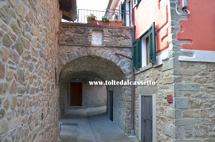 MONTEREGGIO - Arco del borgo con Maest dell'Incoronazione