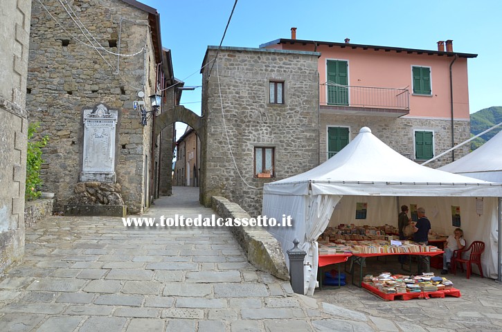 MONTEREGGIO - Bancarelle dei librai in Piazza San Francesco Fogolla